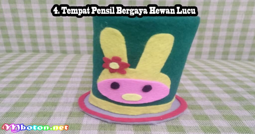 15 Ide Kreatif Tempat Pensil Dari Kain Flanel Estetik 4 4. Tempat Pensil Bergaya Hewan Lucu