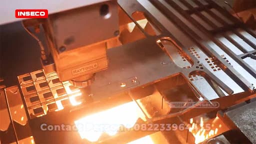 Jual Mesin Metal Cutting Fiber Laser 130 x 250 Cm Bergaransi 1 Mesin ini punya meja kerja berukuran 130 x 250 cm
